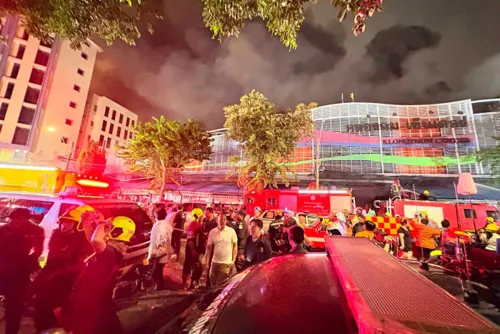 Klongthom Center fire leaves about 500 electronics shops in Pomprap Sattruphai without a building