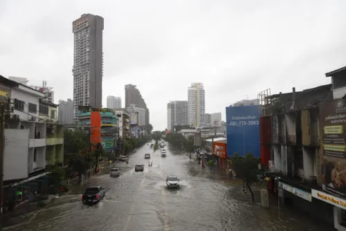 Bangkok condo market turns to buyers' market after floods delay 1,000+ units