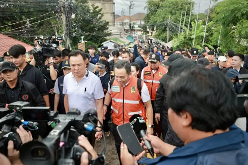 PM plans a special cabinet meeting to decide a public holiday, and flood-hit Bangkok residents still need relief