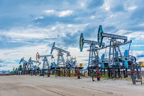 Crude oil prices fall on US-Iran talk hopes, easing near-term fuel cost pressure