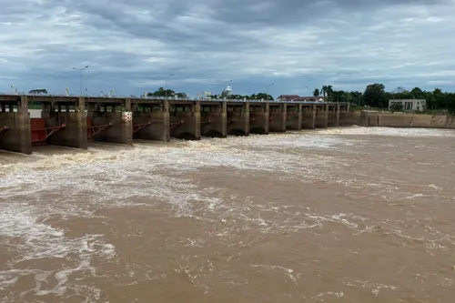 Six Chao Phraya provinces face 20-30 cm higher water this week after dam releases rise to 2,200 cubic metres per second