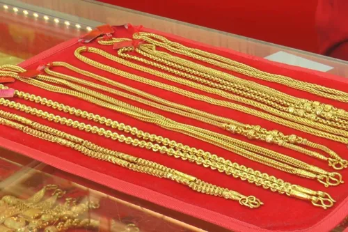 Gold jewellery price falls 1,600 baht to 70,950 baht per baht weight today (29 Aug)