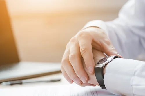 Docking annual leave for late arrival may breach the labour law's leave rule