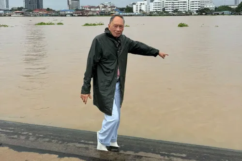 Former deputy PM warns Mae Klong riverside areas to move goods as water rises over 1 metre