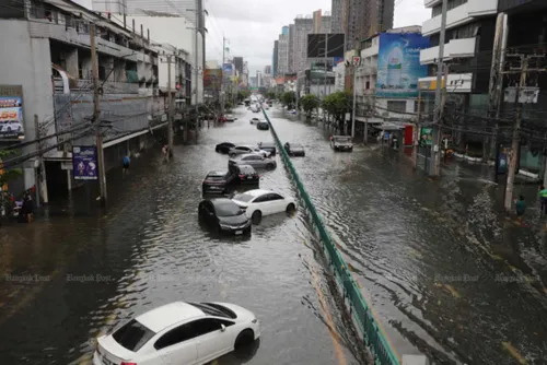 Bangkok floods could cost the city 11.8bn baht, hitting retail, dining and logistics this week