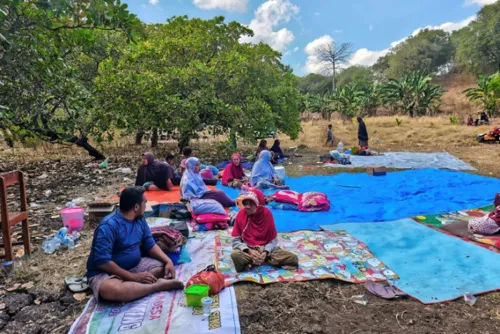 Deadly Indonesian quake leaves thousands needing aid on Flores island