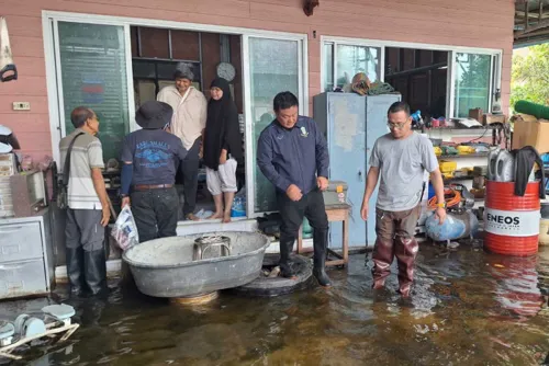 Floods still cover parts of Bangkok and 21 provinces, with 2.18 million people affected