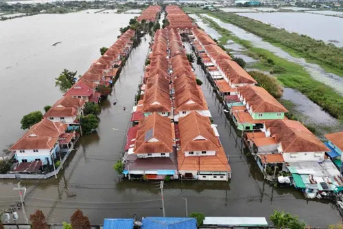 Floods still hit Bangkok and 22 provinces, mostly Central Plains, though water is receding