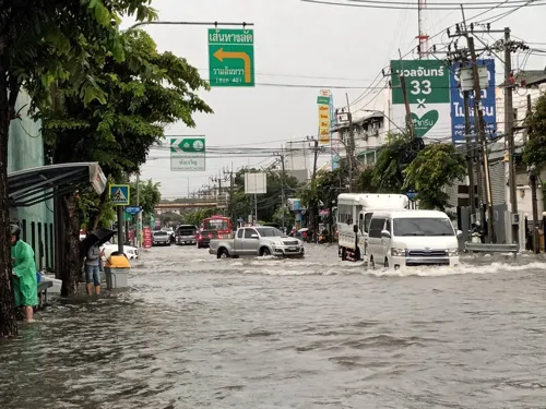 Heavy rain of 100-150 mm a day hits Bangkok and vicinity on 26-27 September, flooding roads near canals