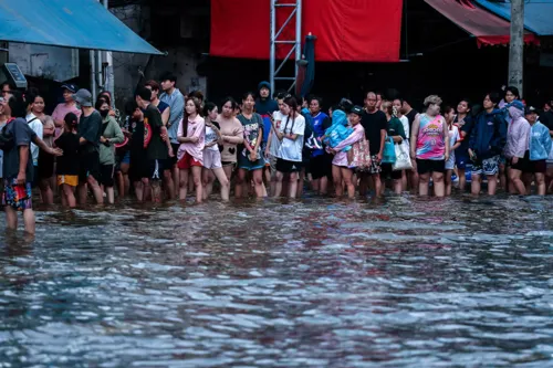 Flood evacuation: most people grab the wrong things, so pack medicine, power bank and documents first