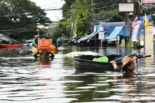 Prolonged floods could push damage to 29,500 million baht, mainly hitting services; GDP forecast unchanged
