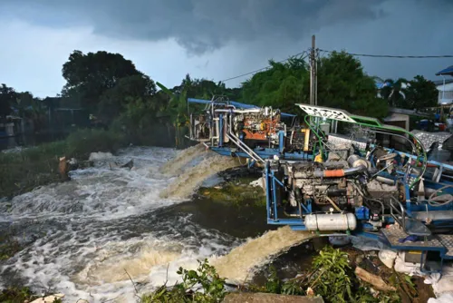 Bangkok flood drainage ramps up before 5-8 October rains in Lat Krabang and Saphan Sung