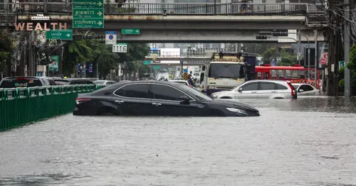 Flood-hit vegetable prices up 3.5%, Commerce Ministry sees only 0.1-point inflation effect and softer household spending