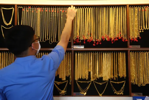 Proposed gold trading tax could hit Thai gold shops; traders lobby Finance Ministry for exemption