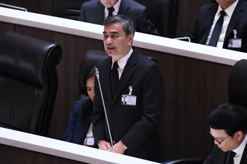 Opposition leader Abhisit opposes the 400 billion baht emergency loan decree, warning of fiscal risk to the budget