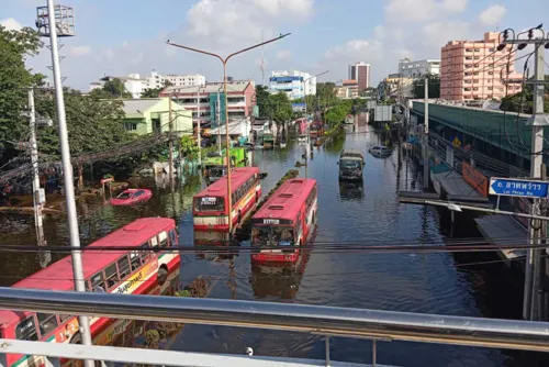 Floods hit 2,700 sq km across four regions; Bangkok stay-at-home extended, avoid named roads