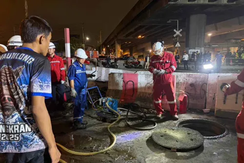 Bangkok warns against smoking near Rama III oil leak drains, 85-metre stretch affected