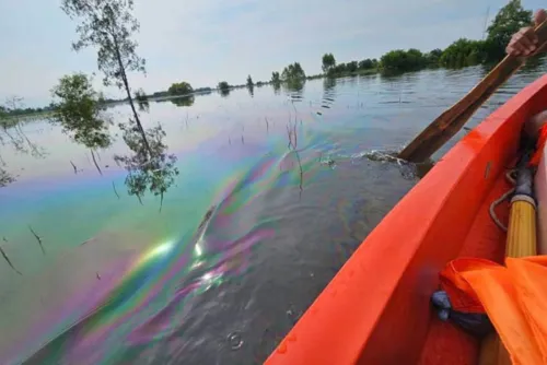Prachin Buri flood waters are contaminated with factory waste, so keep staff and customers away from them
