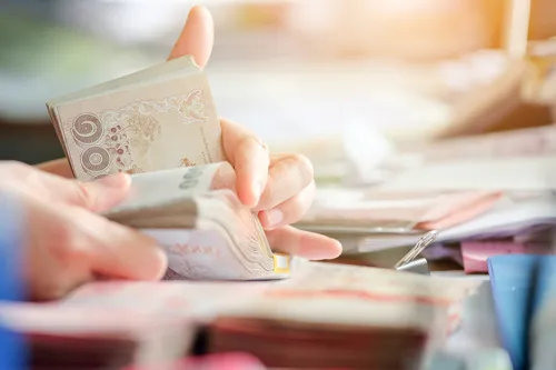 Baht opens at 33.68 per dollar on 2 Oct; expect 33.50–33.90 range today
