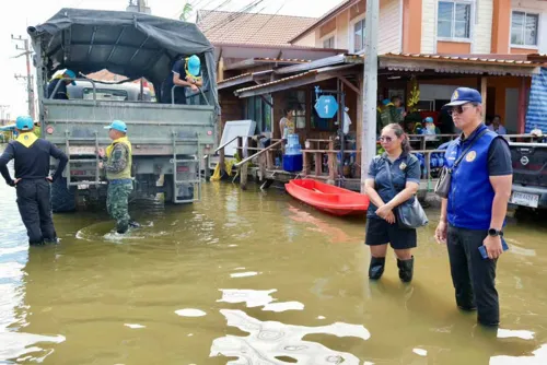 Floods still cover parts of Bangkok and 19 provinces, hitting 1.22 million people