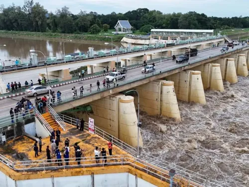 Mae Klong dam releases rise to 3,000 cubic metres a second; Ratchaburi riverside businesses told to prepare for flooding within hours
