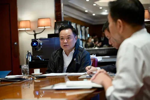 Flooding in Bangkok and nearby provinces: PM orders agencies to coordinate as one team, with the PM returning on 27 Sept