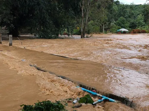Chiang Rai's Doi Luang district warns riverside residents to move goods to higher ground after 113 mm rain