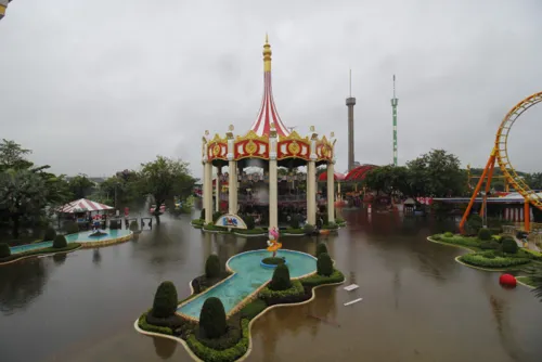 Bangkok flood shuts Siam Amazing Park for six months, a warning on flood-hit leisure and tourism income