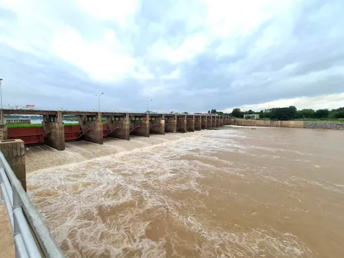 Chao Phraya dam releases to rise to 700-1,000 cu m/s; low-lying Ayutthaya districts outside the dykes told to watch water