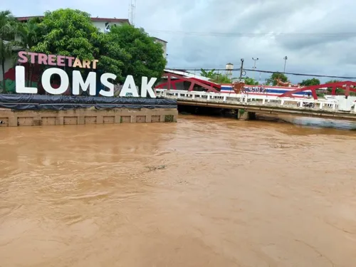 Lom Sak municipality raises red flag as Pa Sak river nears flood level