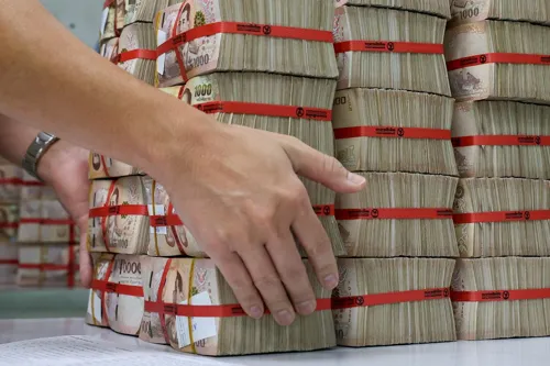 Baht opens stronger at 33.08 per dollar on 6 Aug as US rate-hike bets ease