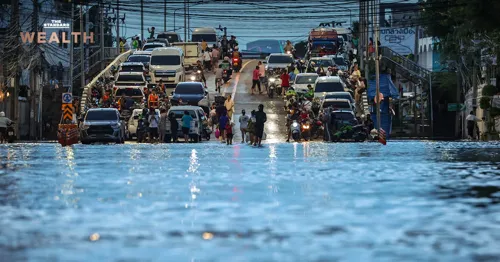 Floods hit Bangkok businesses: Toyota halts 4 plants and Thai Airways pauses cargo until 6 October