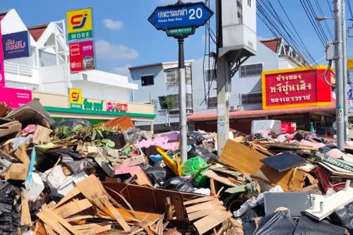 Bangkok clears flood waste at Ramkhaeng housing estate; small businesses there can report leftover rubbish via Traffy Fondue