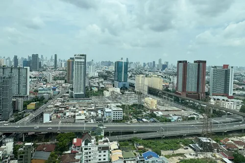 Bangkok property market splits: condos near Sukhumvit selling, landed houses in Nonthaburi and Nong Suea stuck