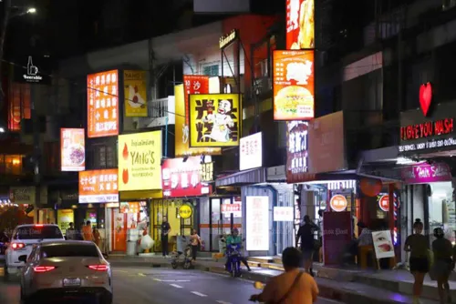 Huai Khwang police sweep entertainment venues over nominee and illegal-worker checks