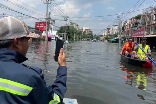 Flood water still blocking key Bangkok roads on Thursday morning