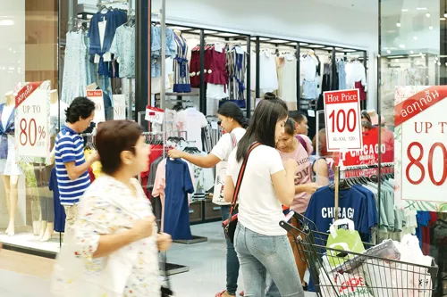 Retail association asks government for demand stimulus and tighter rules on cheap imports