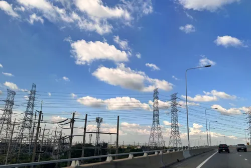 Government moves to renegotiate small renewable power contracts to cut electricity tariffs