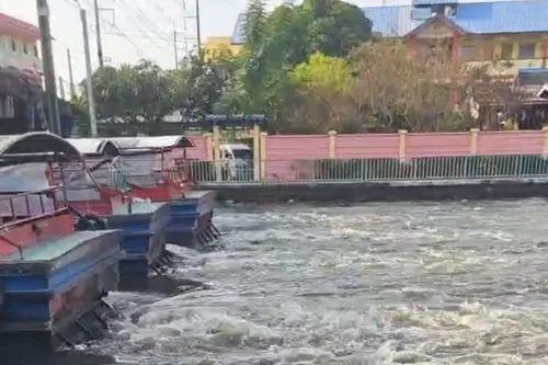 Bangkok flood clean-up moves to Prawet and Lat Krabang; report waterlogging to BMA for help