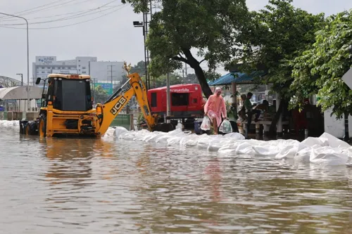 Flood-surrounded home can claim 10,000 baht after 7 days, even if water stays out