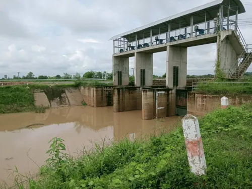 Yasothon and Roi Et watch the Lam Nam Yang flood line today