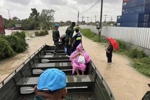 Flooding in Nonthaburi and Ayutthaya: plan for disruption now, as 10,000 troops join relief