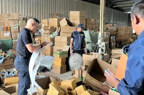 Police seize thousands of fake products in Min Buri