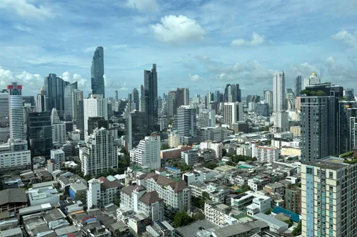 Developers slash prices for the 29 Oct–1 Nov housing expo, and condo stock is being dumped