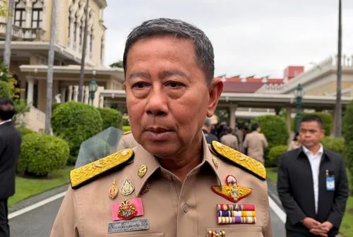 Bangkok flood relief: army on standby, district offices urged to request help fast