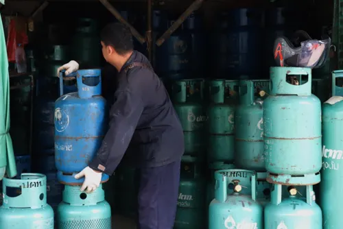 Oil Fuel Fund nears 100 billion baht deficit, so loans are under review