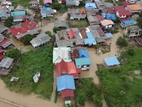 Flooding hits 6 Ayutthaya districts as Chao Phraya dam releases rise, so move stock and vehicles to high ground now