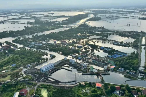 Prachin Buri oil film prompts water checks as flood damage hits farms and aquaculture