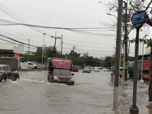 Bangkok flood waters start easing; low-lying areas may stay flooded until 28 September