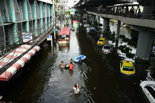 Labour Dept asks employers not to count flood-hit staff's late or missed shifts as leave